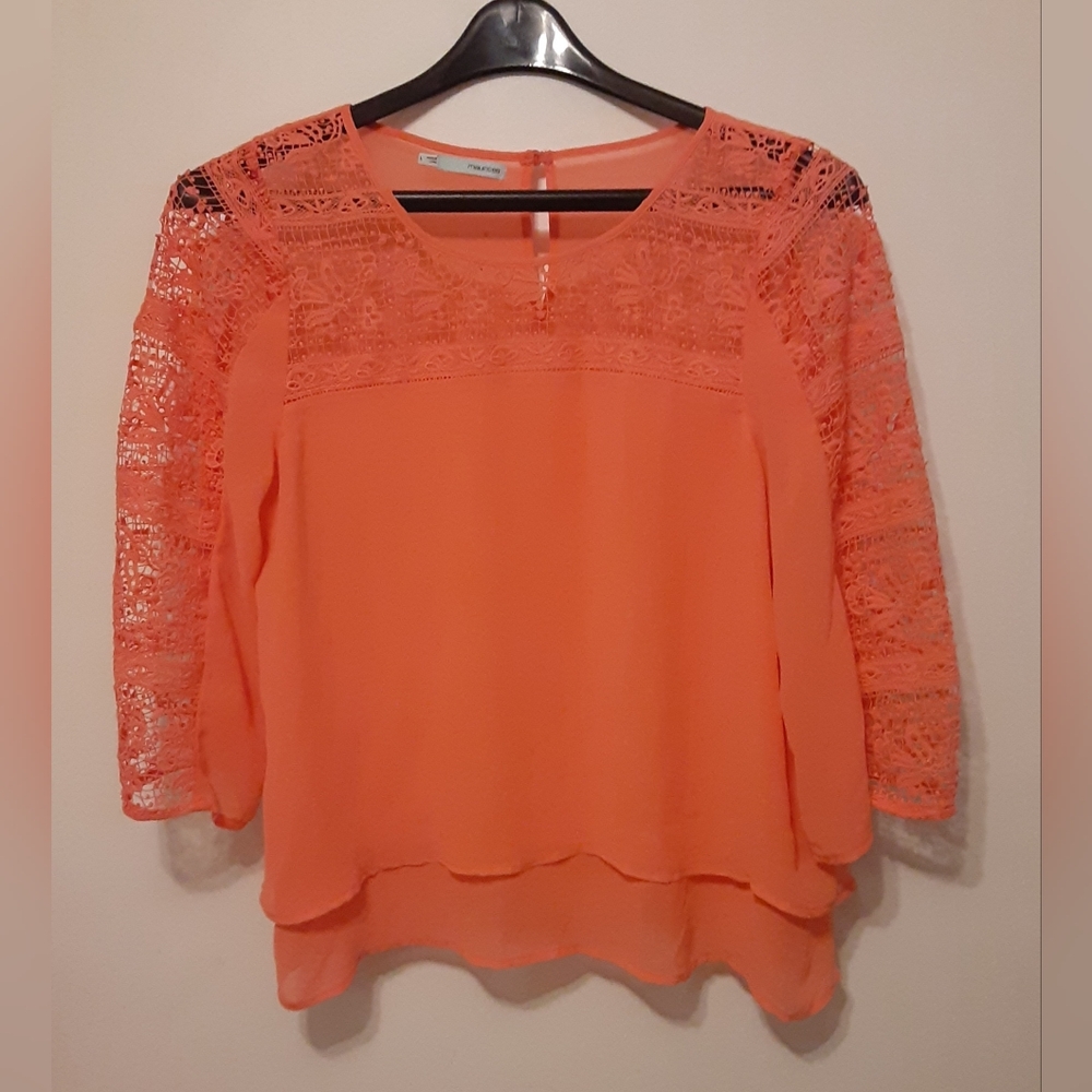 🌸 Stunning Coral Lace-Sleeve Blouse – Women’s Size L 🌸.